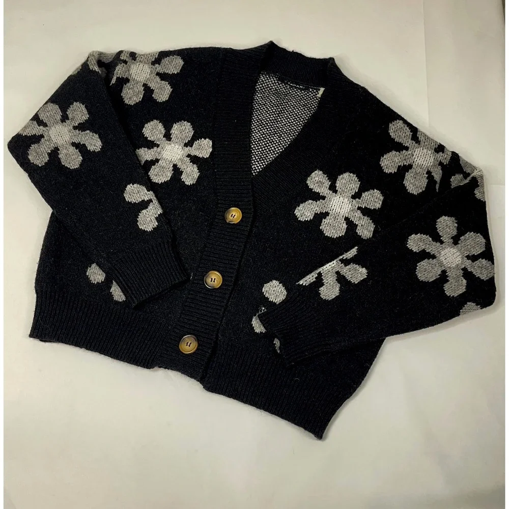 T‎ Tahari Black Floral Button Front Cardigan Sweater Fun Cozy Casual Everyday